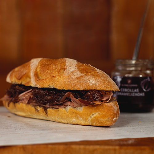 Sándwich Artesanal de Jamón a las finas hierbas con cebollas caramelizadas