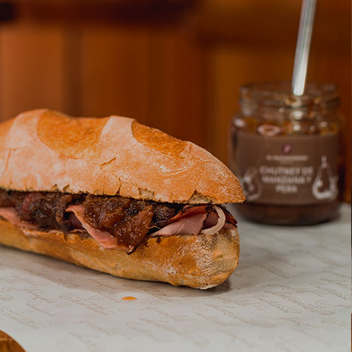 Sándwich Artesanal de Jamón ahumado con chutney de manzana y pera.
